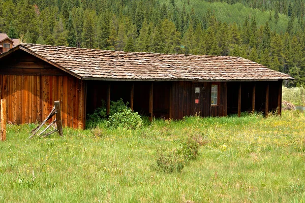 素朴な分割木製の納屋 — ストック写真