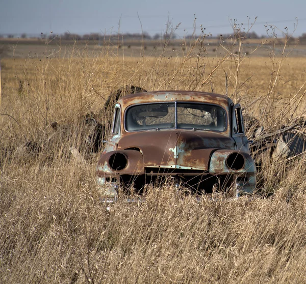 Rostiges Oldtimer Auto Umgeben Von Hohem Gras Und Unkraut — Stockfoto