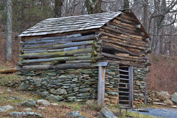 Fall Colors Surround Historic Log Building Livestock — Stok fotoğraf
