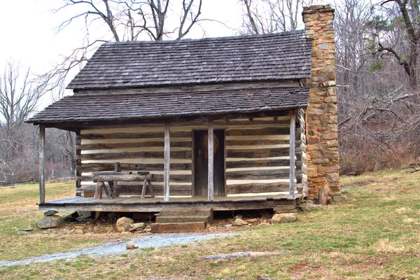 Fall Colors Surround Historic Log Cabin Blue Ridge Parkway — 스톡 사진
