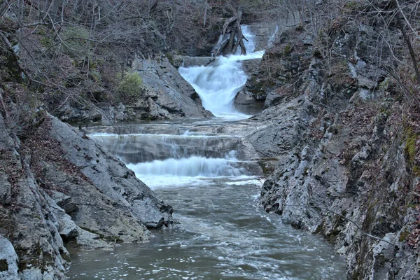 Довга Експозиція Шовкової Води Тече Скелястій Ущелині — стокове фото