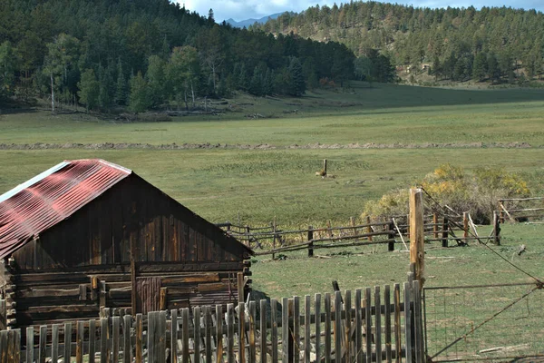 Log Construído Abrigo Gado Montanha Prado Montanha — Fotografia de Stock