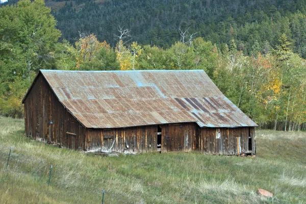 Split Timber Protects Barn Mountain Meadow — Stock Photo, Image
