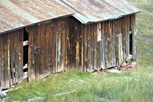 Barn Metal Roof Sitting Stone Foundation Mountain Meadow — Stock Photo, Image