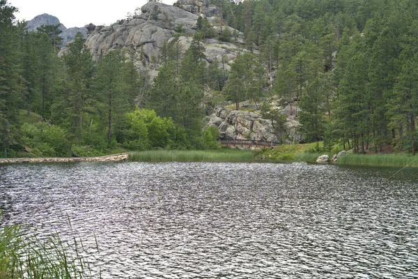Rocky Mountain Lago Com Uma Ponte Fundo — Fotografia de Stock