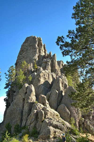 Grande Flèche Rocheuse Atteignant Ciel Bleu Dessus — Photo