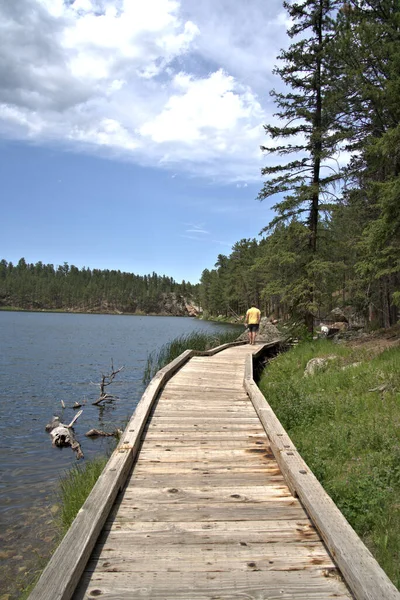 Man Yellow Shirt Walking Wood Platform Mountain Lake — Stock Photo, Image