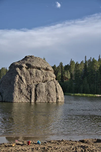 Huge Boulder Sticking Out Water Swimming Beach — Stock Photo, Image