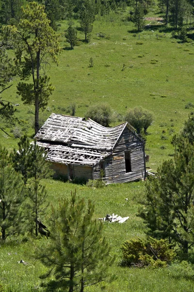 Casa Abandonada Prado Montanha Verde — Fotografia de Stock