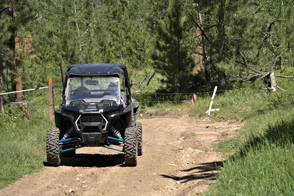 Side Side Atv Nach Dem Passieren Eines Tores Auf Einem lizenzfreie Stockfotos