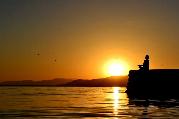 Meditação ao pôr do sol — Fotografia de Stock