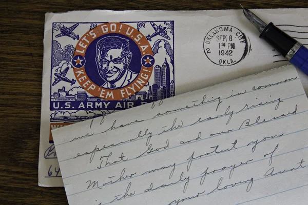 二次世界大战的信、 信封和橡木办公桌上的钢笔. — 图库照片