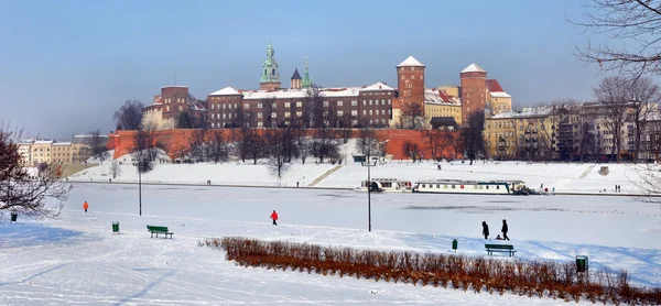 Castillo de Wawel en Cracovia y río Vístula congelado — Foto de Stock