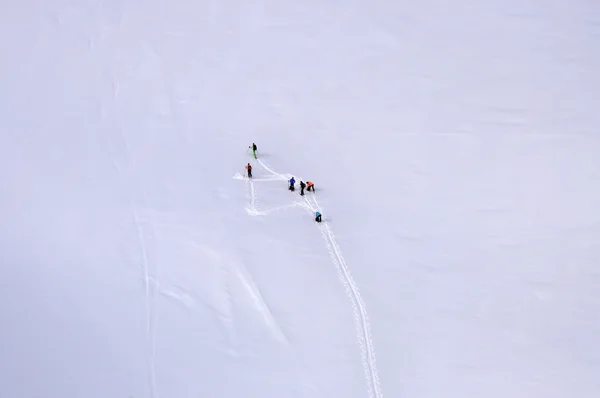 Esquiadores no glaciar em Alpes — Fotografia de Stock