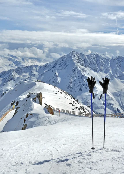 Bastones y guantes de esquí en Alpes — Foto de Stock