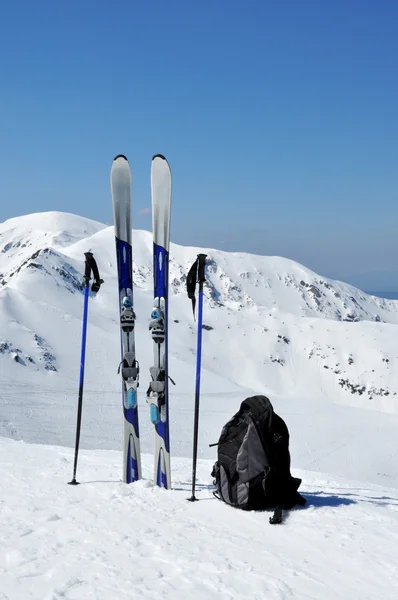 Skis, ski poles and backpack in Tatra mountains — Stock Photo, Image