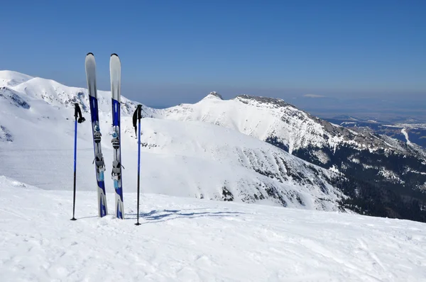 Skis, ski poles and Giewont in Tatra mountains — Stock Photo, Image