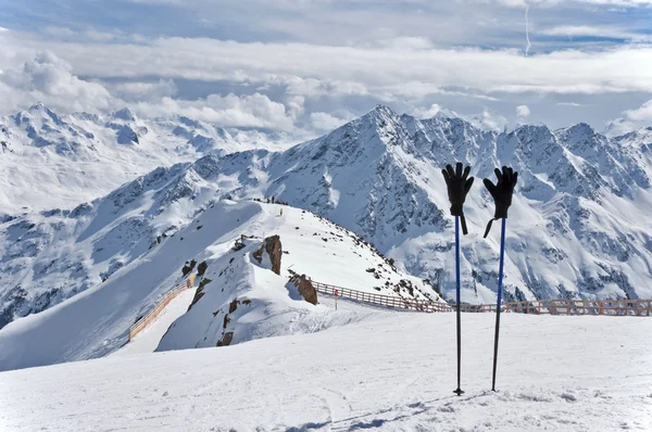 Skistöcke und Handschuhe in den Alpen — Stockfoto