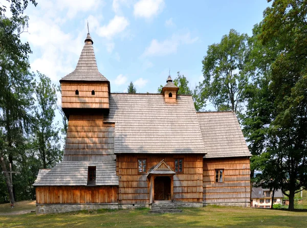 Старая деревянная церковь в Гривальде, Польша — стоковое фото