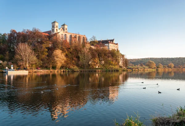 Abadía benedictina en Tyniec en otoño, Cracovia, Polonia — Foto de Stock