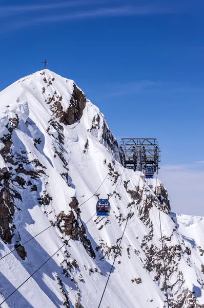 Gondola e croos nelle Alpi — Foto Stock