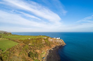 Blackhead Deniz Feneri ve Carrickfergus ve Belfast yakınlarındaki kıyı yolu Atlantik kıyısında dik bir uçurum üzerinde Belfast Kahkahası 'nın girişinde, Antrim County, Kuzey İrlanda, Uk. Hava görünümü