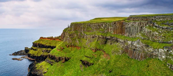 Nordirland Förenade Kungariket Klippor Vid Atlantkusten Antrim Med Synliga Geologiska — Stockfoto