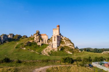 Olsztyn, Silezya, Polonya. Czestochowa yakınlarındaki Polonya Jurassic Highland 'daki kireçtaşı kayalıklarındaki ortaçağ kraliyet kalesinin kalıntıları. Yazın gün doğumunda hava manzarası