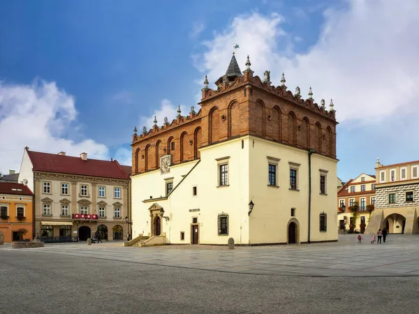 ポーランドのタロウ 旧市街のメイン広場にあるルネサンス様式の町役場やテントハウスは しばしばポーランドのルネサンスのペルルと呼ばれています — ストック写真