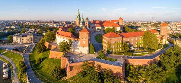 波兰克拉科夫的皇家瓦维尔大教堂和城堡 夏日夕阳西下的空中全景 散步和散步的人们 — 图库照片