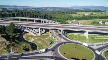 Polonya 'da Zakopianka adında 7 numaralı otoyolda yeni bir otoyol var. Trafik çemberi, viyadük, kayma yolları, Skomielna Biala yakınlarında arabalar olan üstgeçit kavşağı. Hava görünümü. 