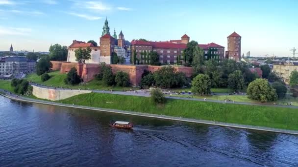 Koninklijke Wawel Kathedraal Kasteel Krakau Polen Luchtfoto Nadert Video Bij — Stockvideo