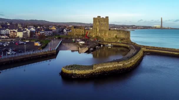 Középkori Norman Castle Kikötő Carrickfergus Közelében Belfast Naplementekor Aerial Közeledő — Stock videók