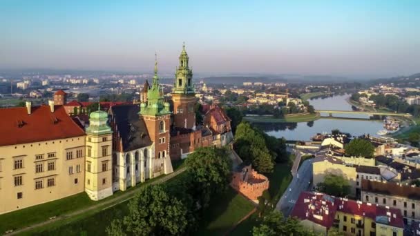 역사적 왕실와 대성당 그리고 폴란드 크라코프에 때찍은 비디오 여름이른 — 비디오