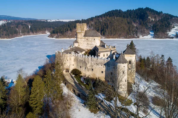 Polonya Niedzica Daki Ortaçağ Kalesi Kışın Yüzyıla Yukarıdaki Şatoya Dayanıyor — Stok fotoğraf