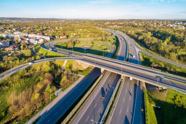 Polonya 'nın Krakow kentindeki A4 kavşağında. Kaygan yollar, viyadikler ve trafik olan üst geçit kavşağı. Hava görünümü