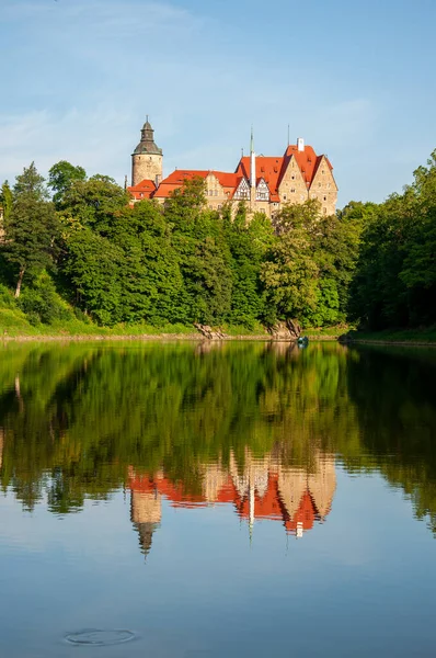 Średniowieczny Zamek Czocha Dolnym Śląsku Jego Odbicie Wodne Rzece Kwisie — Zdjęcie stockowe