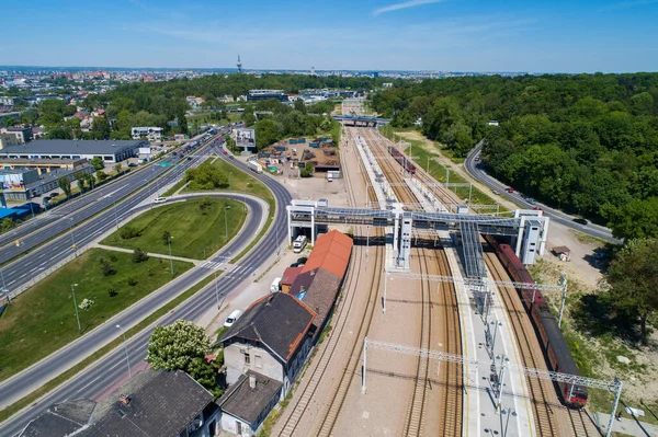 波兰克拉科夫 2022年5月19日 新克拉科夫波纳尔卡火车站 设有轨道 乘客立交桥 多行车道 有滑道 — 图库照片