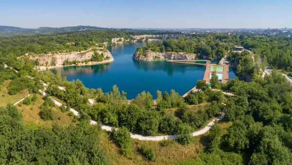 Cracovia Polonia Lago Zakrzowek Con Acantilados Empinados Lugar Antigua Cantera — Foto de Stock