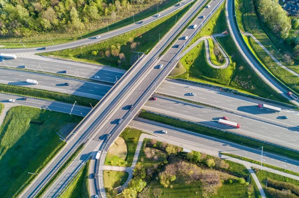 A4 uluslararası otoyolunda otoyol trafiği, Polonya, Krakow çevresindeki otoyolun bir parçası. Yukarıdan hava görünümü 