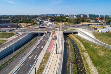 Polonya 'nın Krakow kentindeki yeni şehir otoyolu Trasa Lagiewnicka, tünelleri, tramvayı, Wilga Nehri üzerindeki köprüsü, bisiklet yolu ve yayalar için tünelleri var. Zakopianska Caddesi ile çok katlı kavşak 