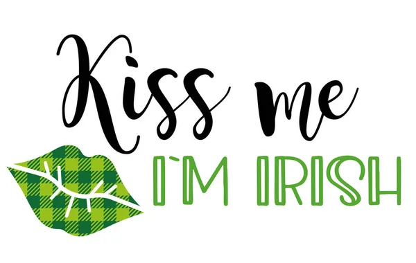 St. Patricks Day quote typography T-shirt Design - Kiss me I 'm irish — стоковый вектор