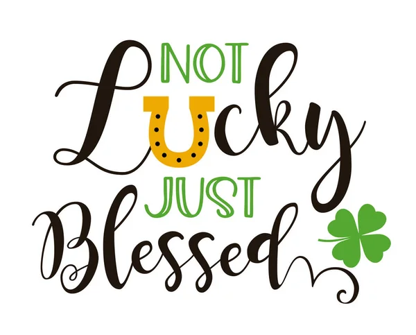 No Lucky Just Blessed. Diseño divertido con tipografía, herradura y trébol. Plantilla dibujada a mano. — Vector de stock