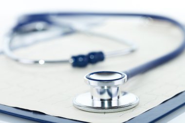 EKG ile panosuna stetoskop