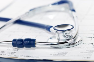 EKG ile panosuna stetoskop