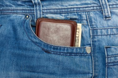 billetera en el bolsillo de los pantalones vaqueros