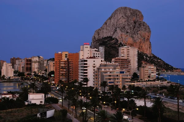 Urban utsikt över calpe på natten — Stockfoto