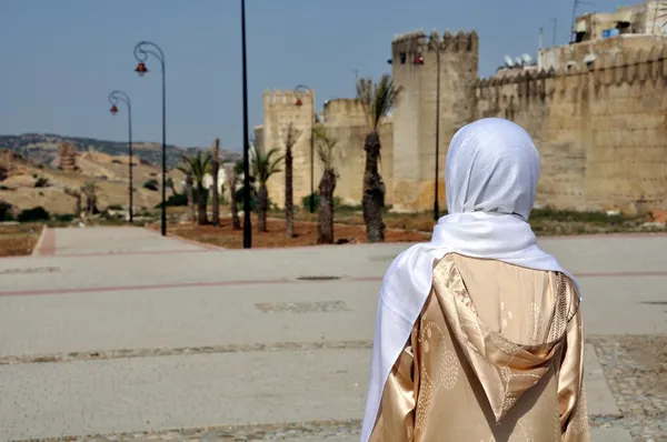 Mulher marroquina em djellaba dourada e hijab branco — Fotografia de Stock
