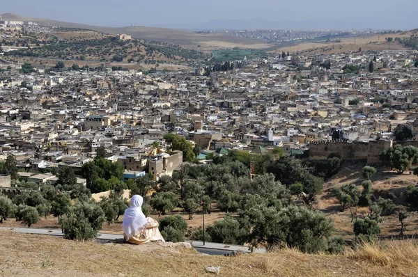 Femme marocaine en djellaba dorée et hijab blanc — Photo