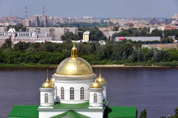 Russische Kirche im Sommer — Stockfoto